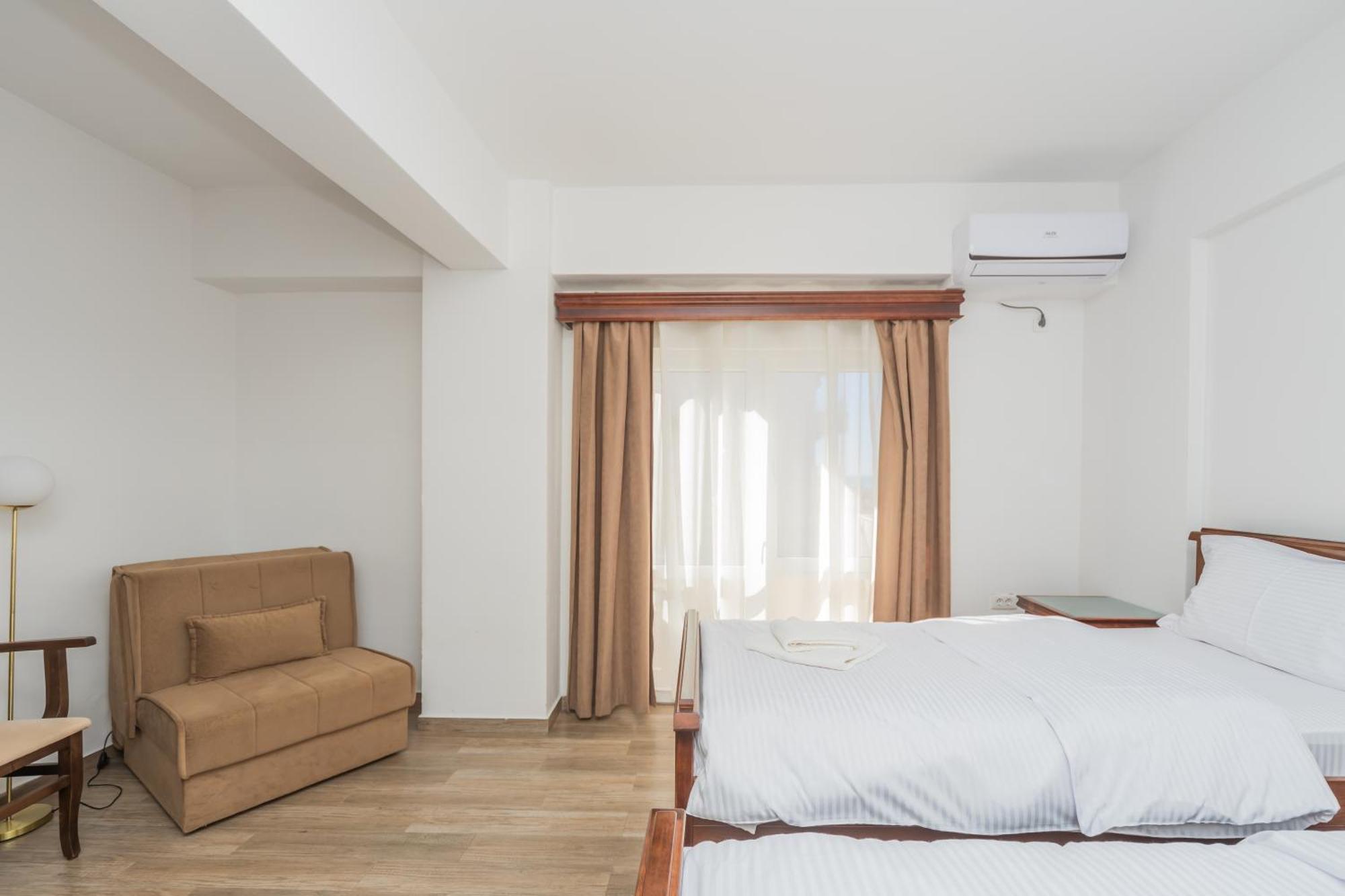 Pharos Hotel 3*
